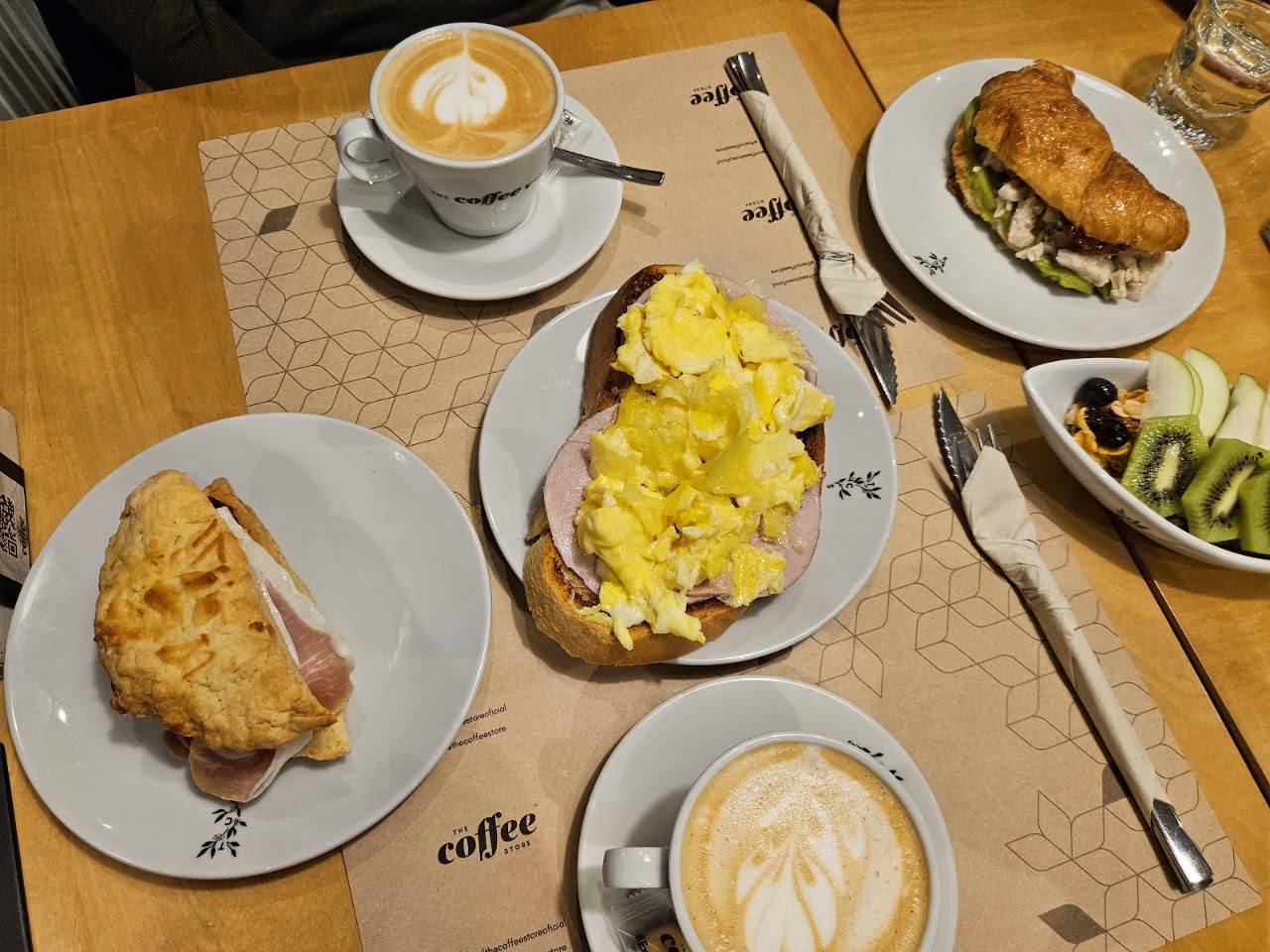 Mesa con café de especialidad y desayuno en The Coffee Store Caballito
