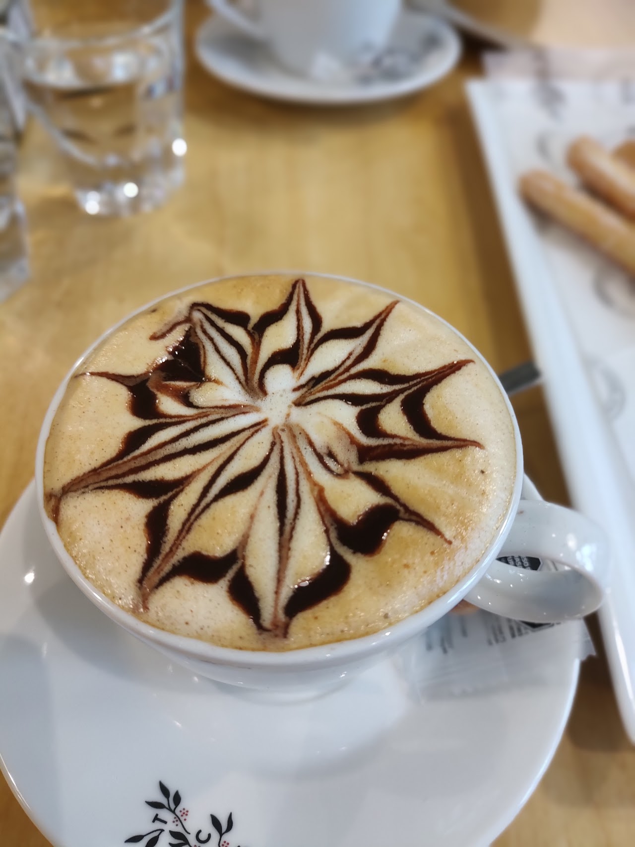 Latte art en capuchino de The Coffee Store Caballito