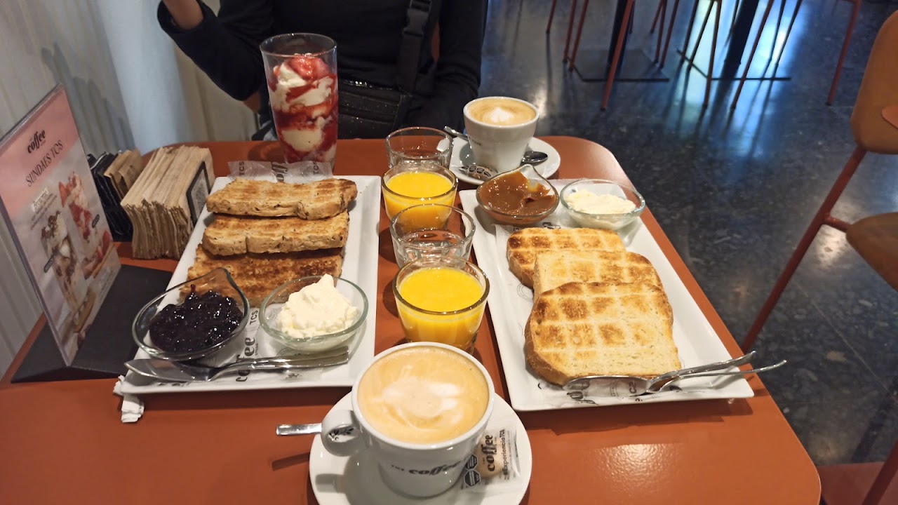 Desayuno con tostados, jugo de naranja y café en The Coffee Store Caballito