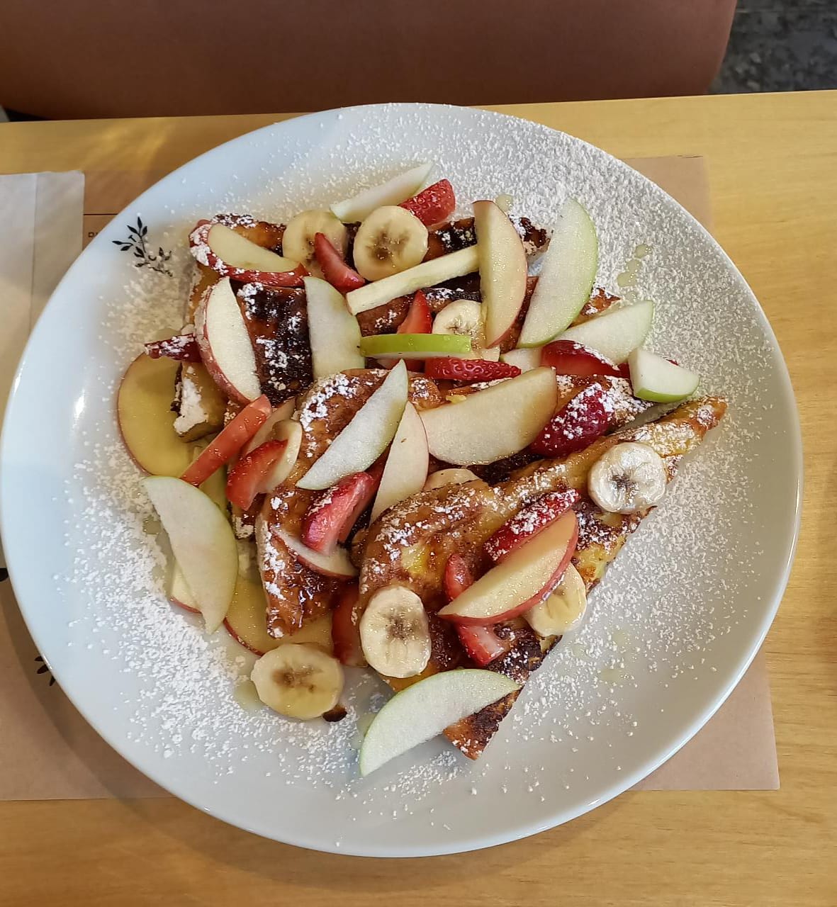 Postre con frutas frescas en The Coffee Store Caballito